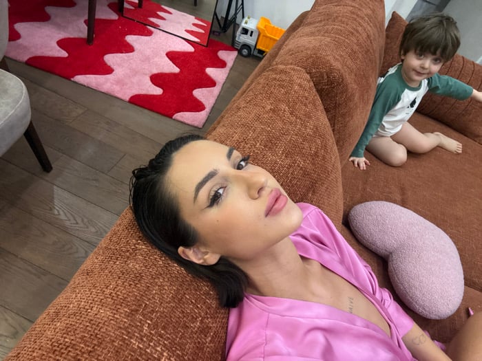Family life with pet parrot documented in Khimki, Russia