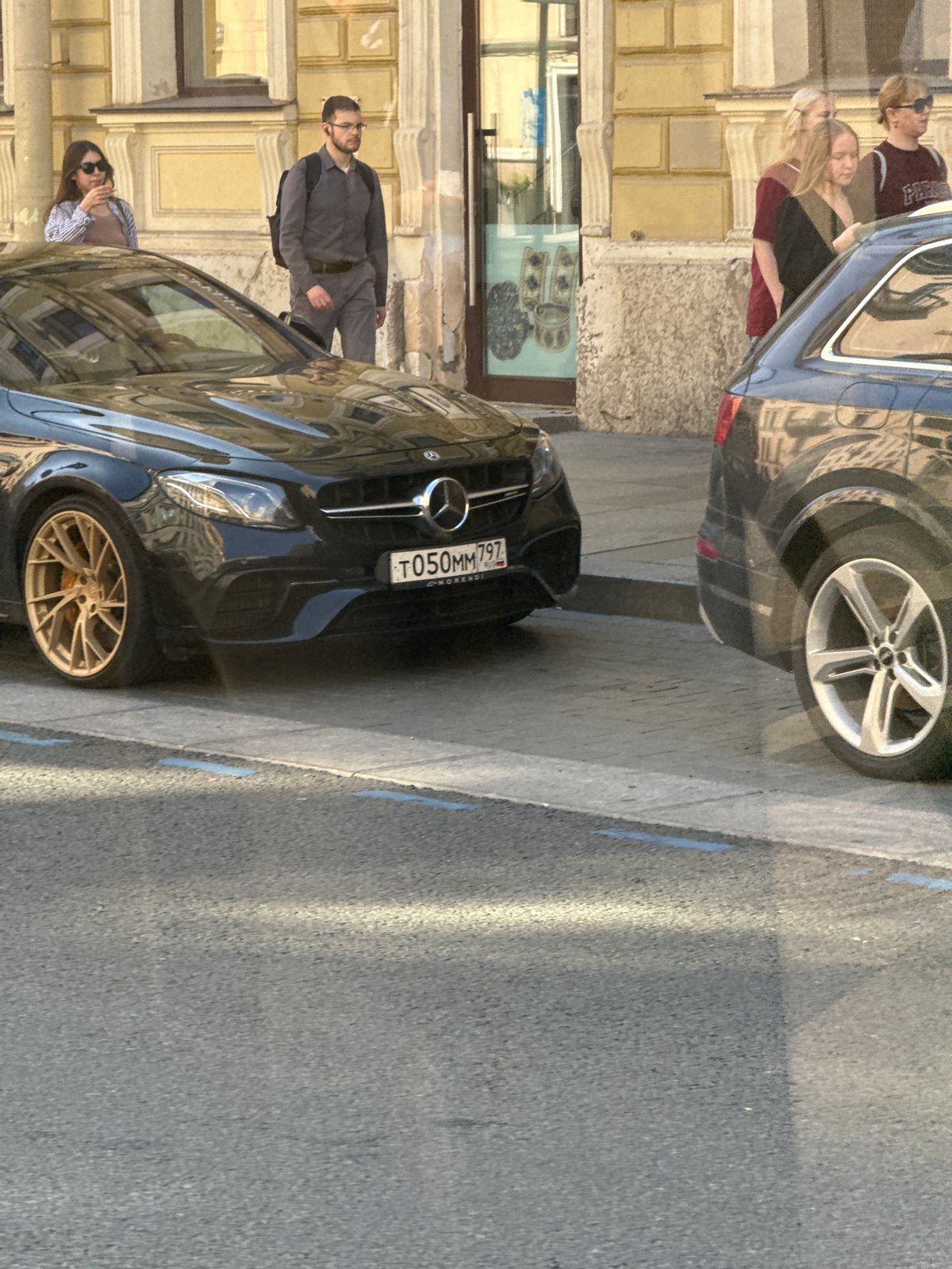 Street scenes documented in Saint Petersburg over two minutes