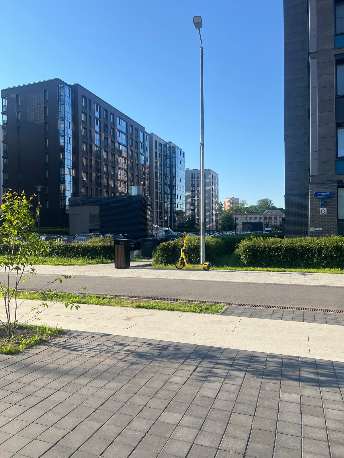 Early morning pedestrian activity documented in Russian residential complex