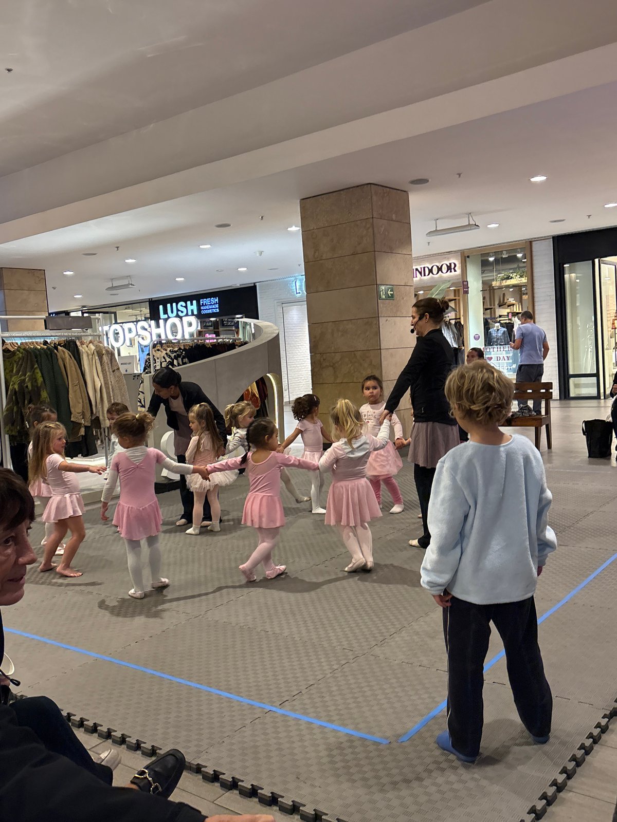 Children's ballet class held in Vitacura shopping mall