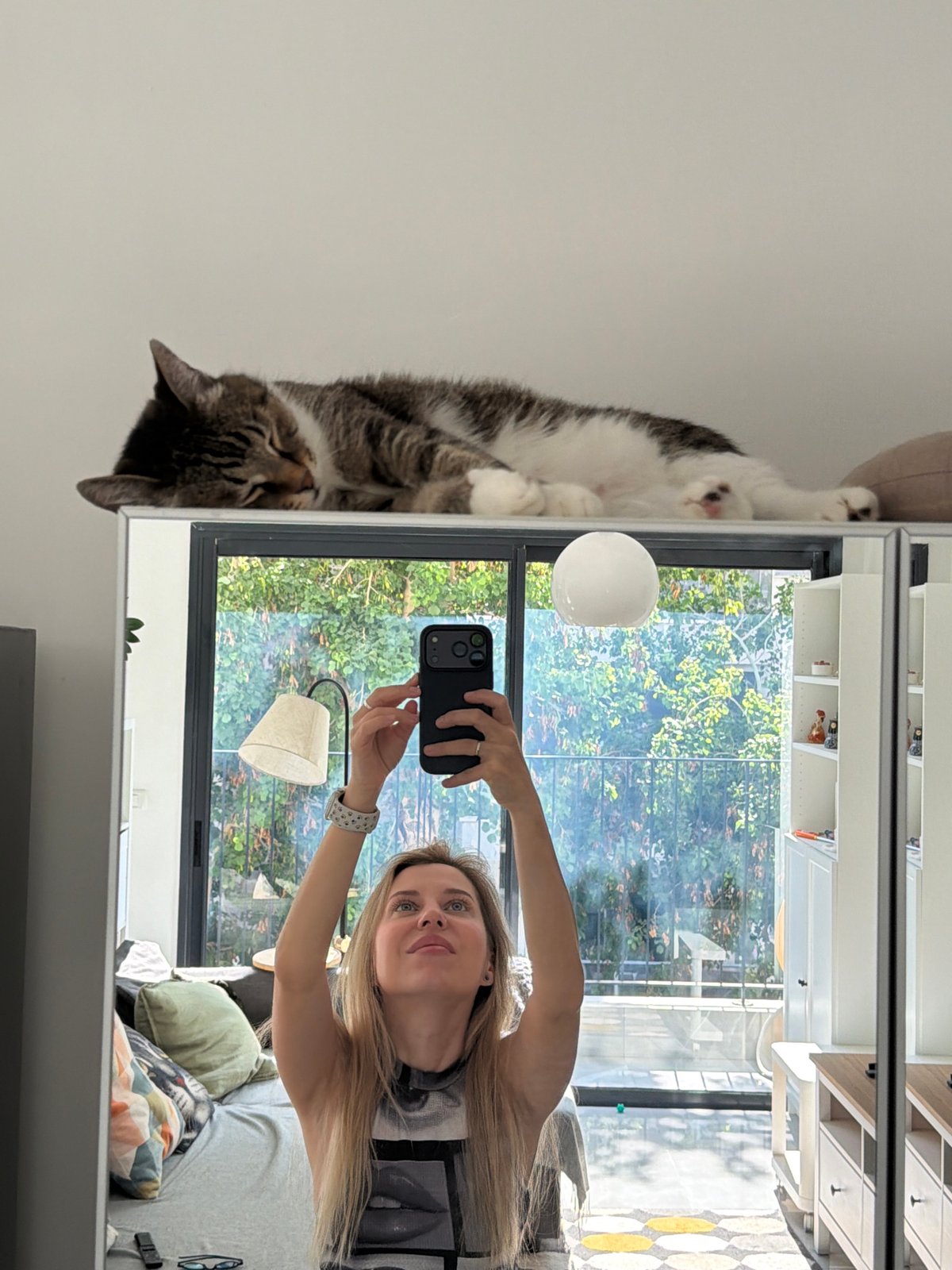 Morning at home in Bat Yam: selfies, a lazy cat, and fresh tomatoes