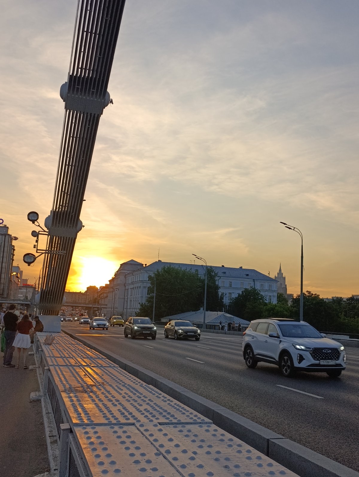 Evening walk captures Moscow landmarks from Krymsky Bridge perspective