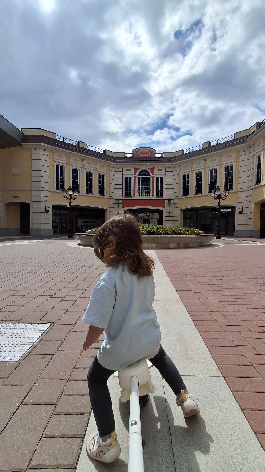 Kid's morning at a Saint Petersburg shopping arcade with bears and balloons