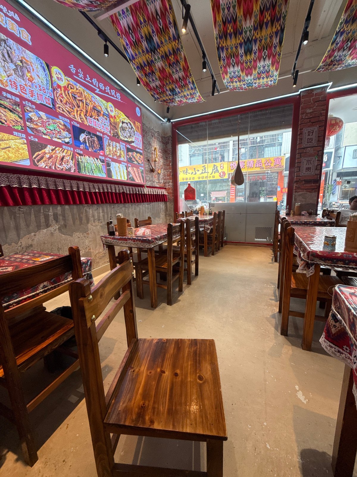 Tea service and interiors at a Huizhou restaurant