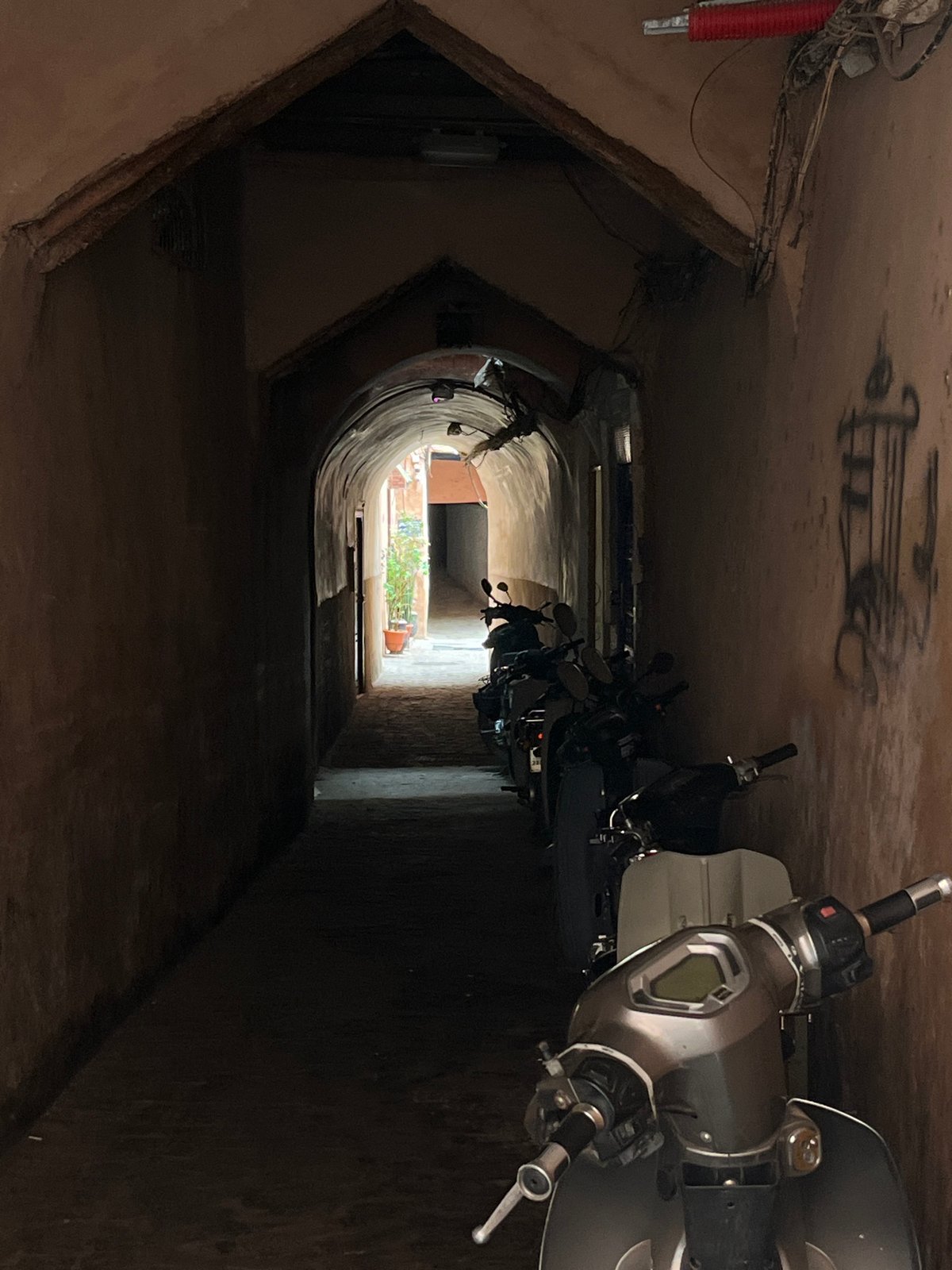 Tourist documents 44-minute walk through Marrakesh medina