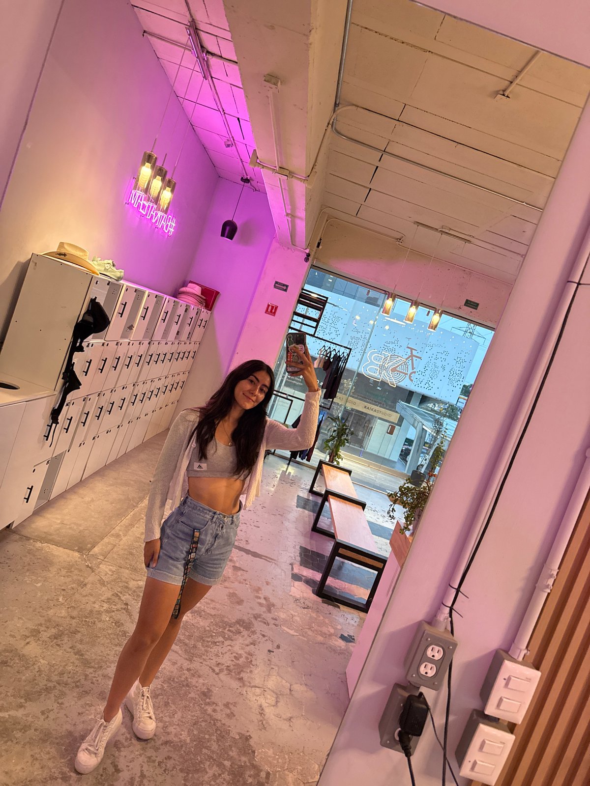 Woman takes late-night selfies at Puebla fitness studio