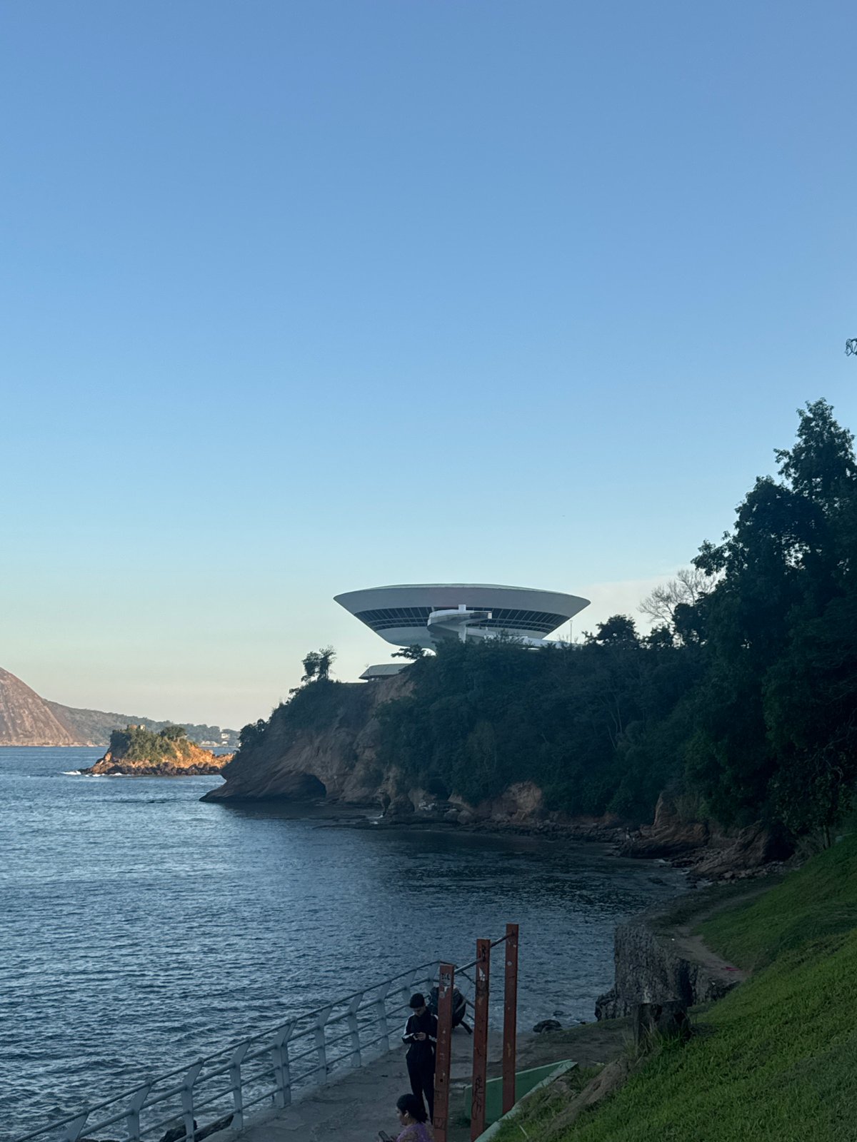 Niterói's MAC and Guanabara Bay views on a clear afternoon