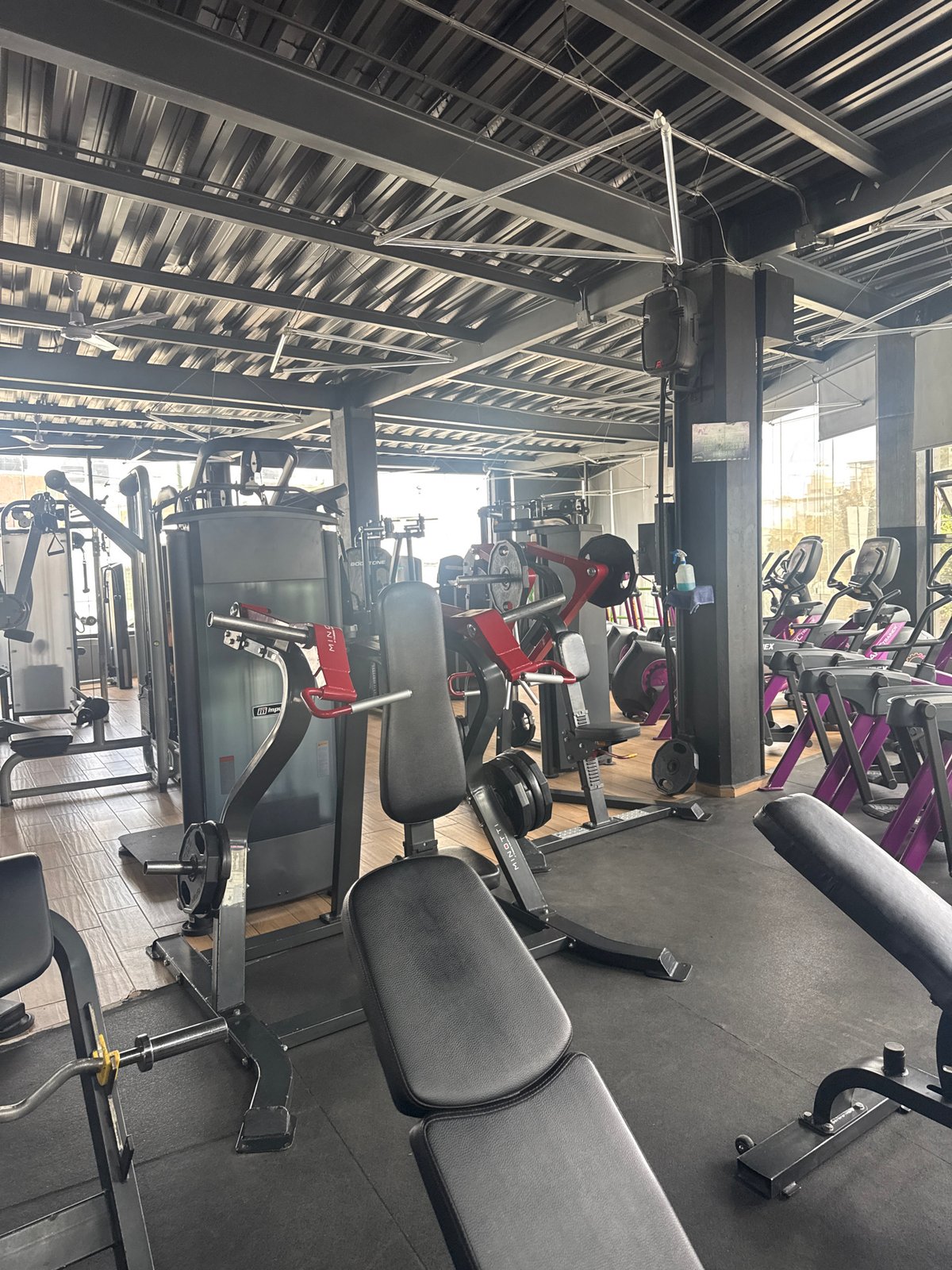 Gym facility documented in Puebla with exercise equipment