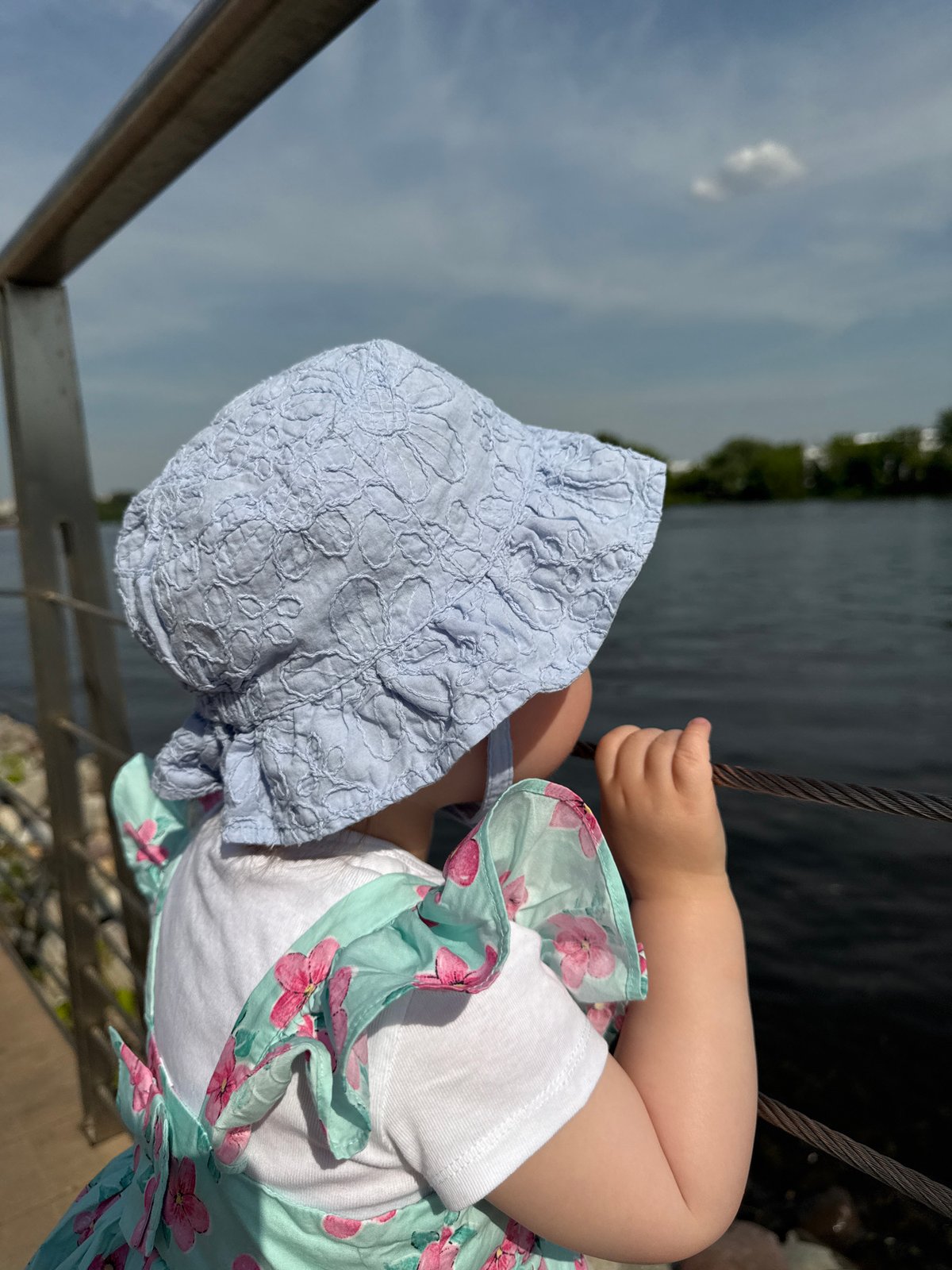 Family enjoys afternoon outing along Moscow's waterfront attractions