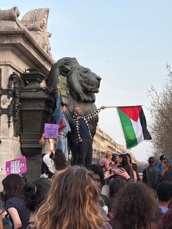 Women's drumming demonstration fills Place de la République, Paris