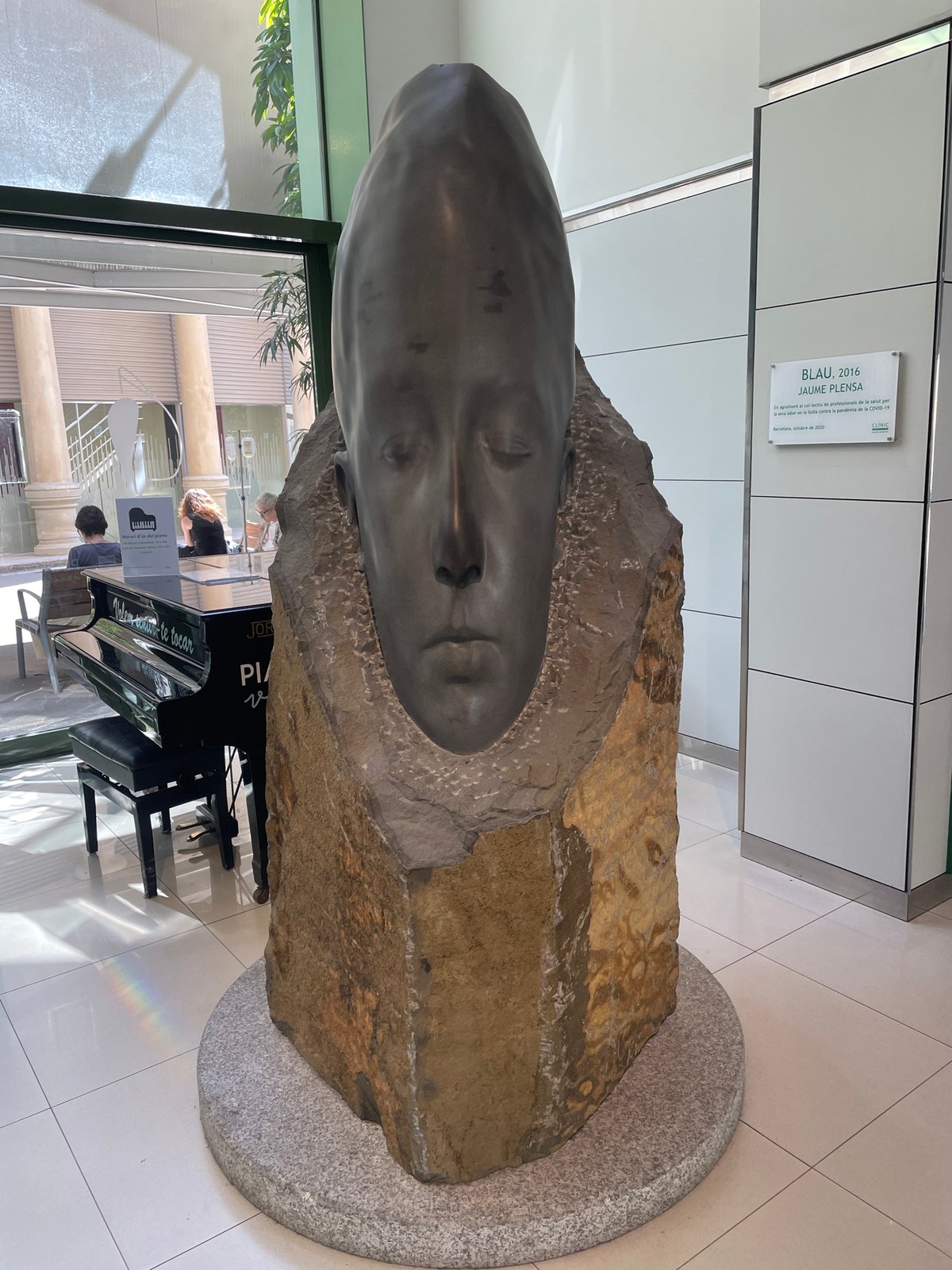 Contemporary sculptures documented at Barcelona indoor exhibition space