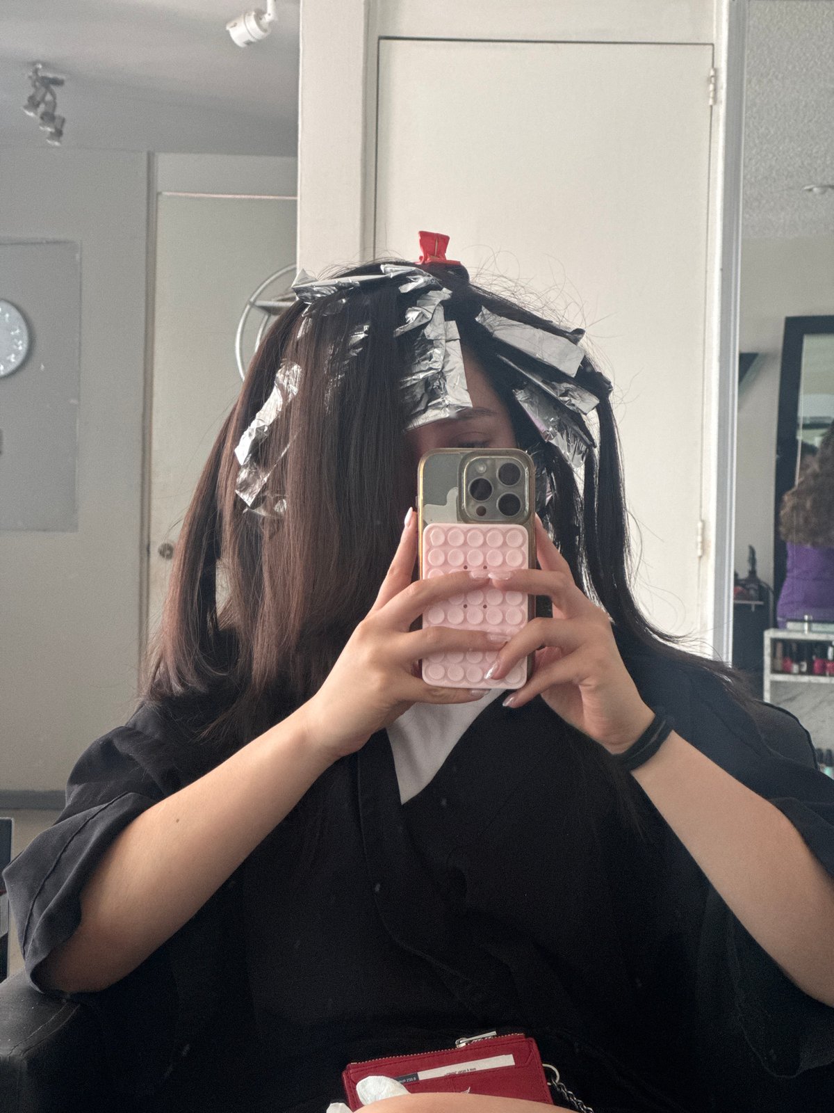 Hair salon visit documented through selfies in Puebla