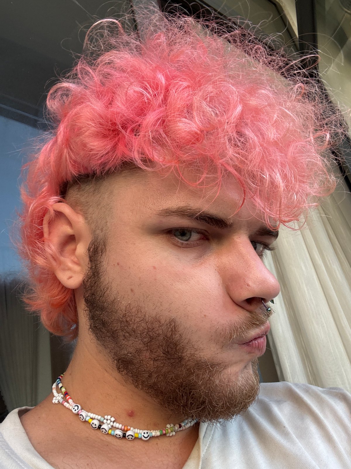 Pink-haired visitor photographed in Đà Nẵng hotel room