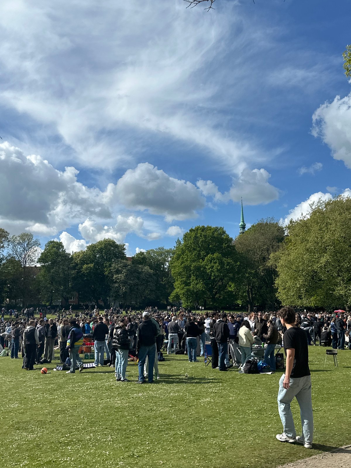 Large crowd gathers for outdoor event in Kiel park