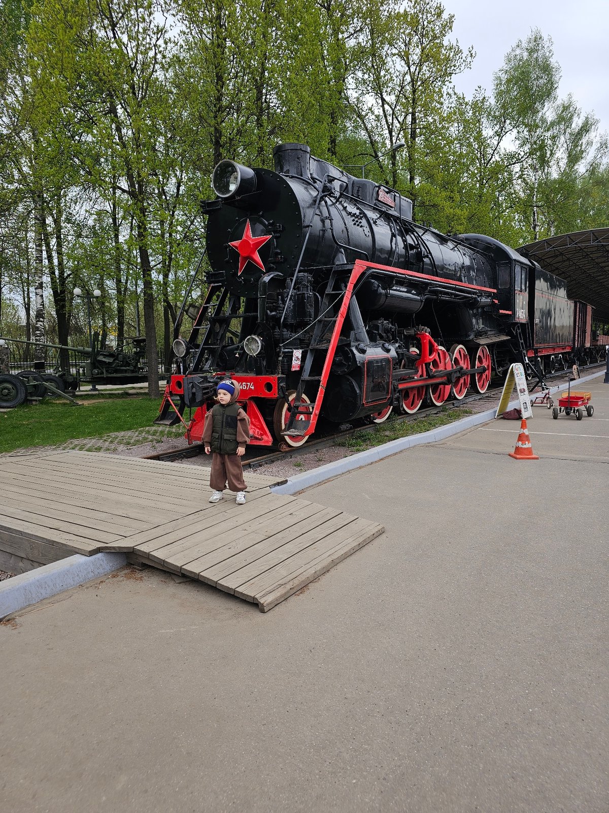 Child explores vintage military exhibits at Russian technology museum