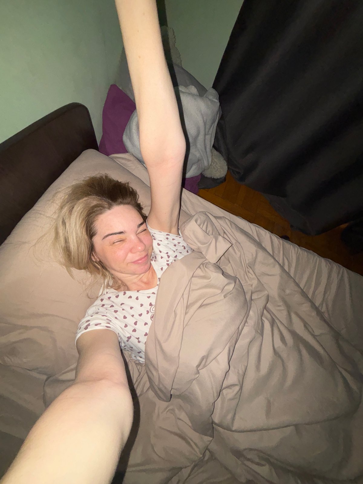 Woman's morning routine documented across 15 minutes in Russia