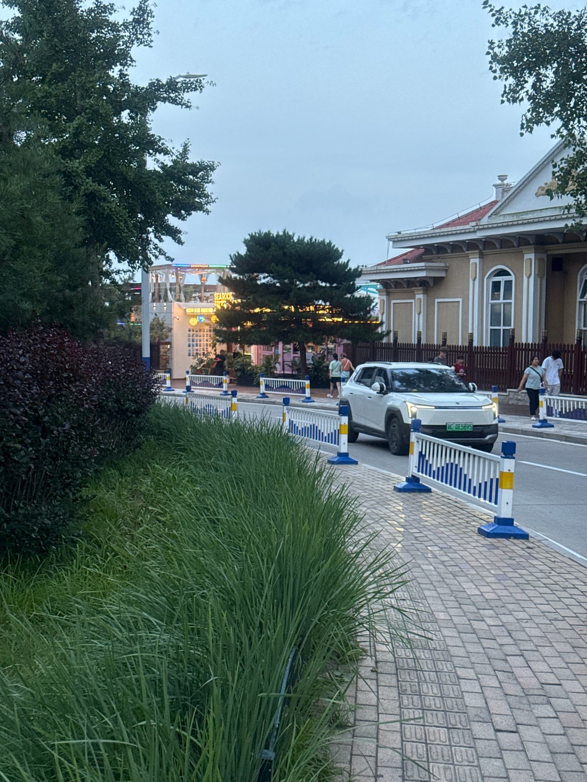 Dusk scenes along Qinhuangdao's Beidaihe coastal streets
