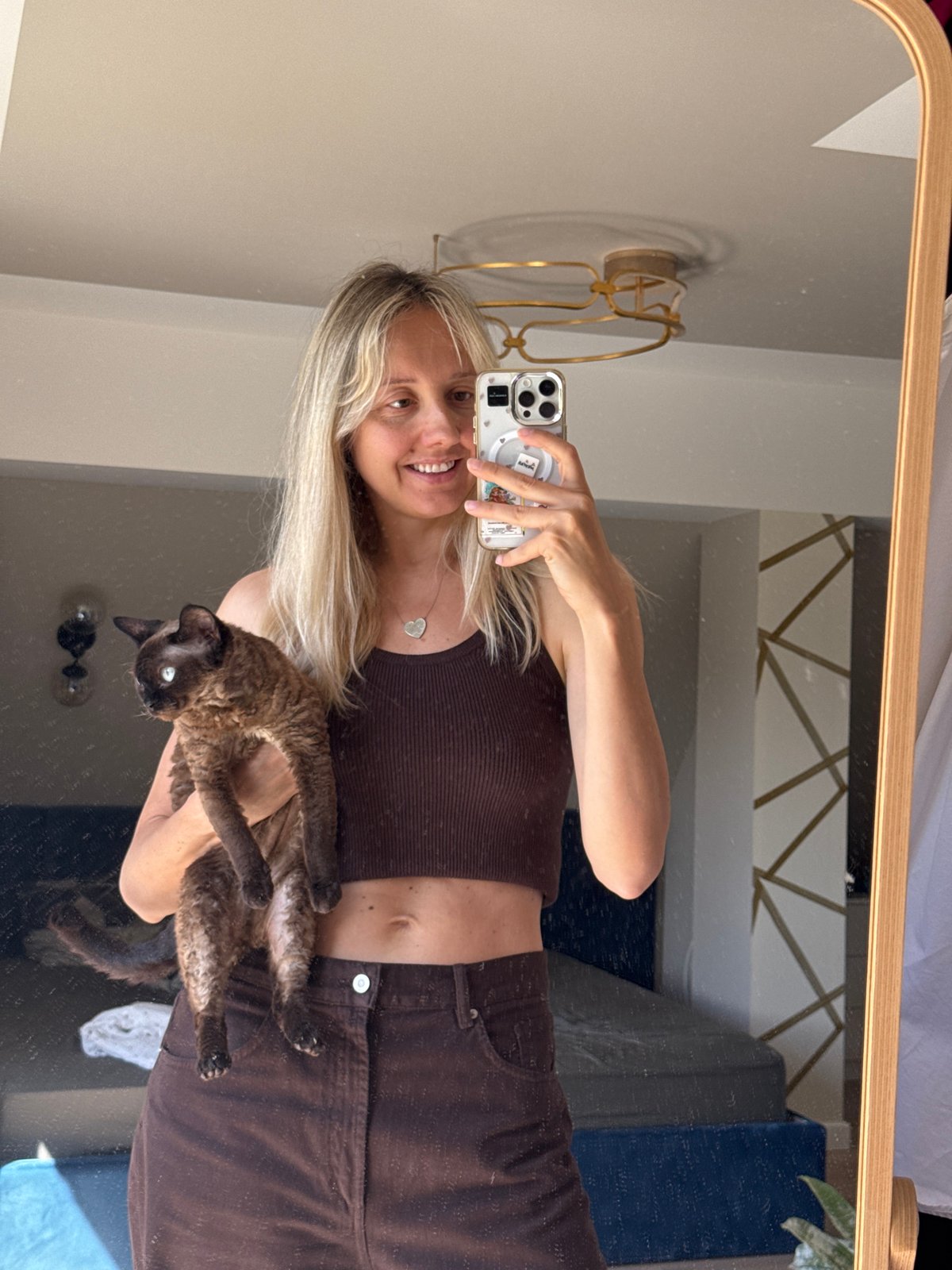 Quiet summer morning: bedroom selfies, garden bees, and a Shiba Inu