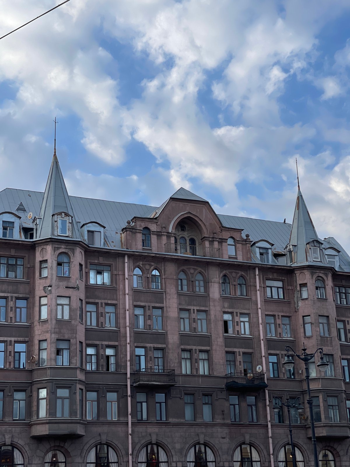 Afternoon life captured across Saint Petersburg's gyms and transit
