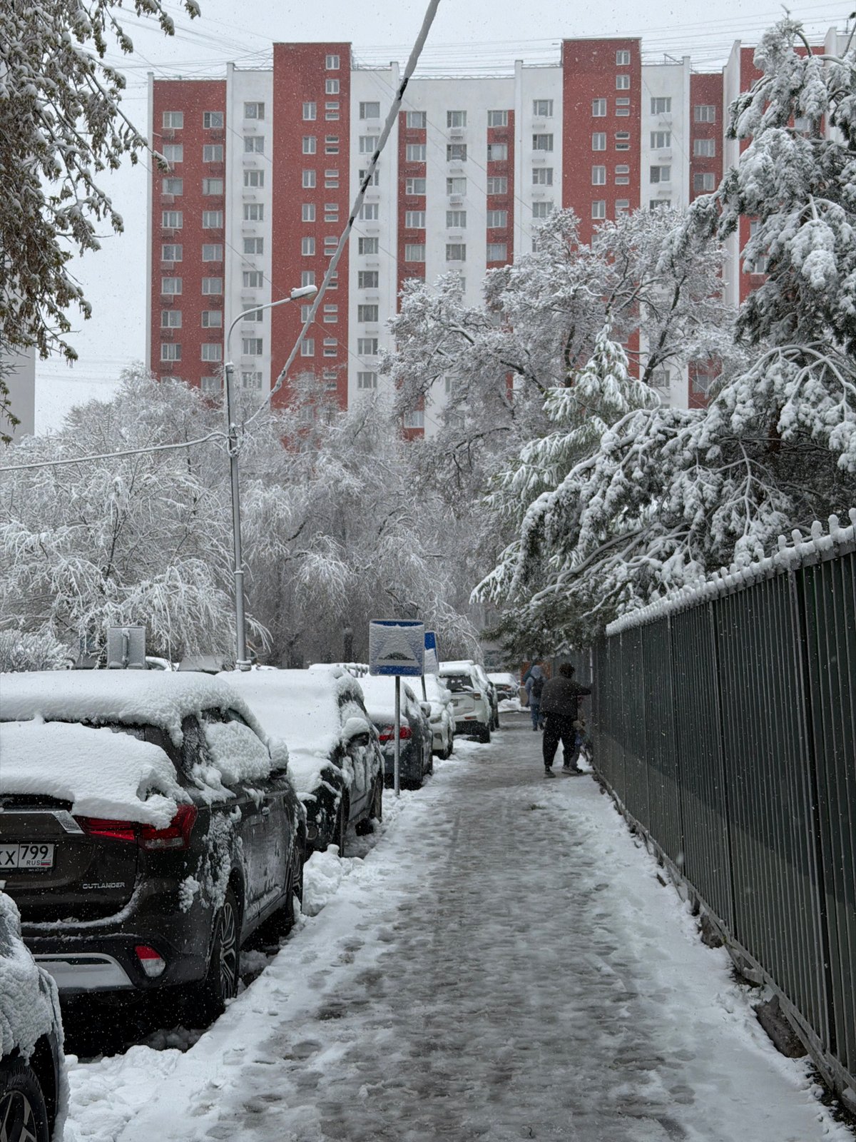 Heavy snowfall blankets Moscow street in late April