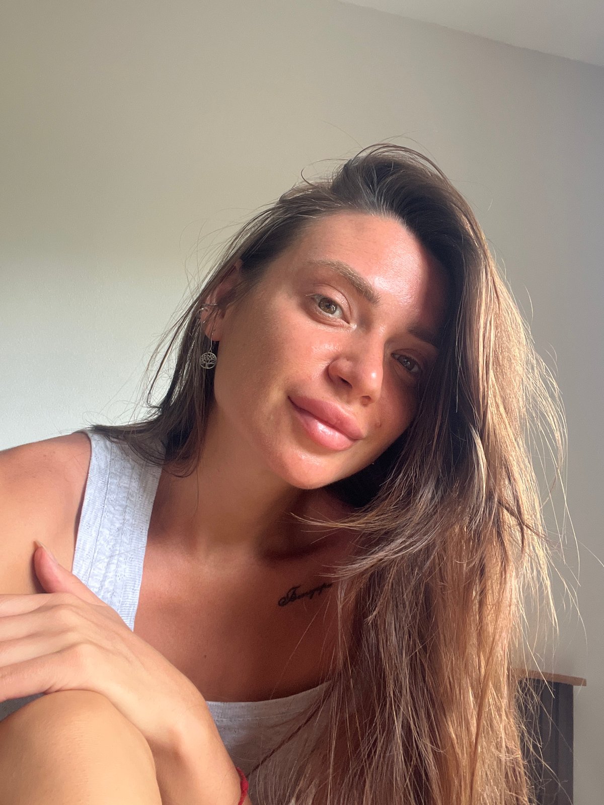 Woman posts selfies with rent fundraising message near palm trees