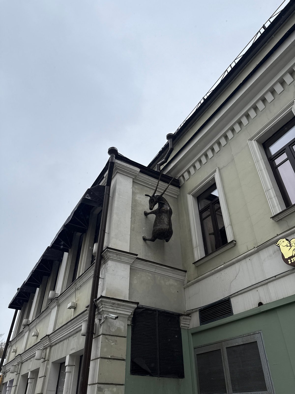 Moscow witness documents snowy weather, architectural details near Kudrinskaya Square