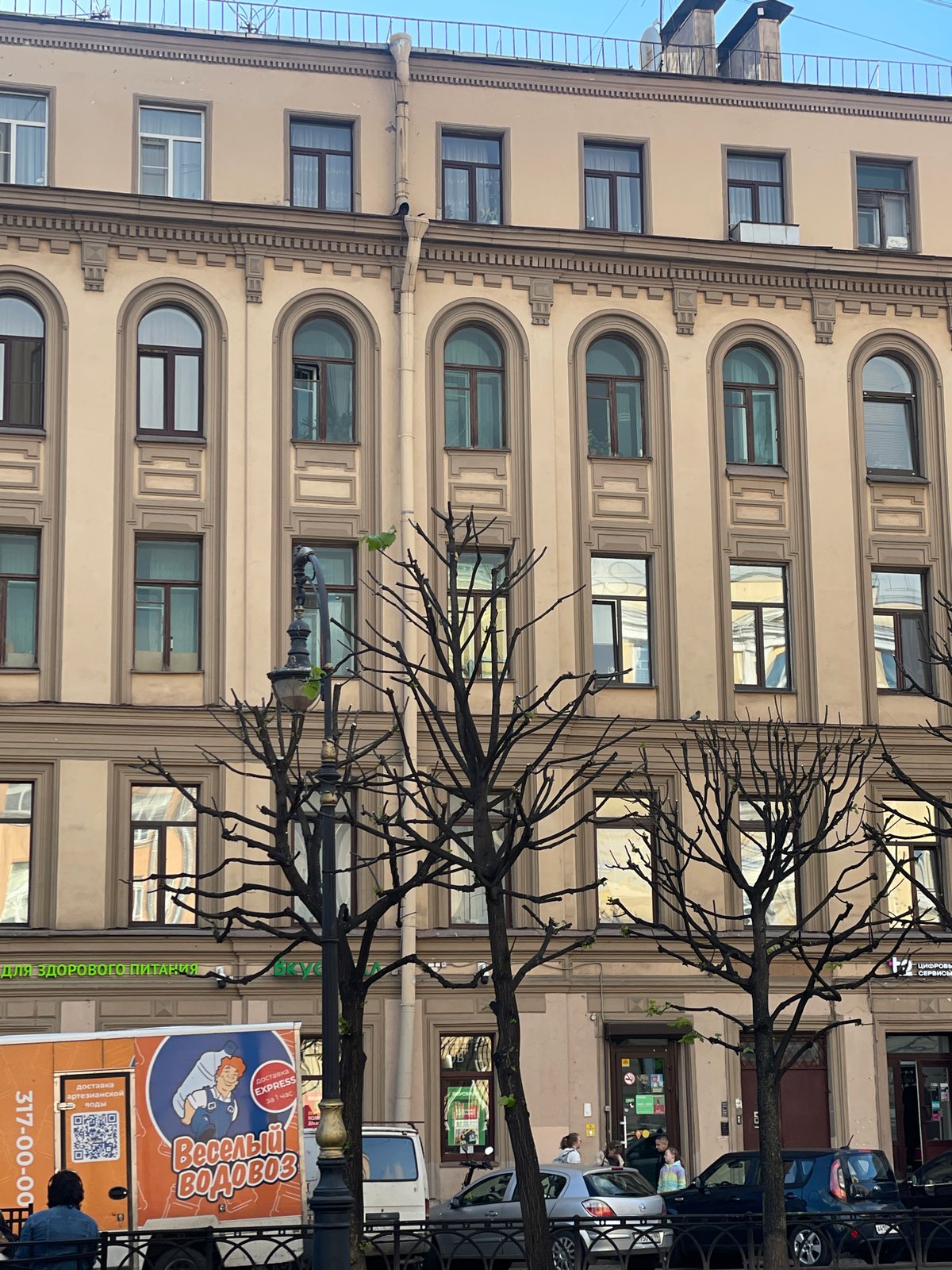Witness documents Saint Petersburg architecture and street scenes
