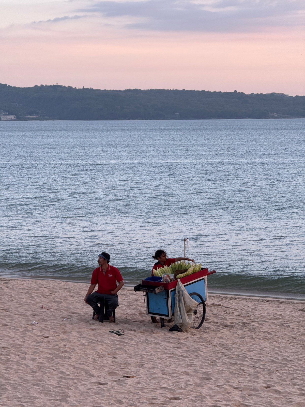 Typical beach life observed in Kuta: vendors, snacks, horses
