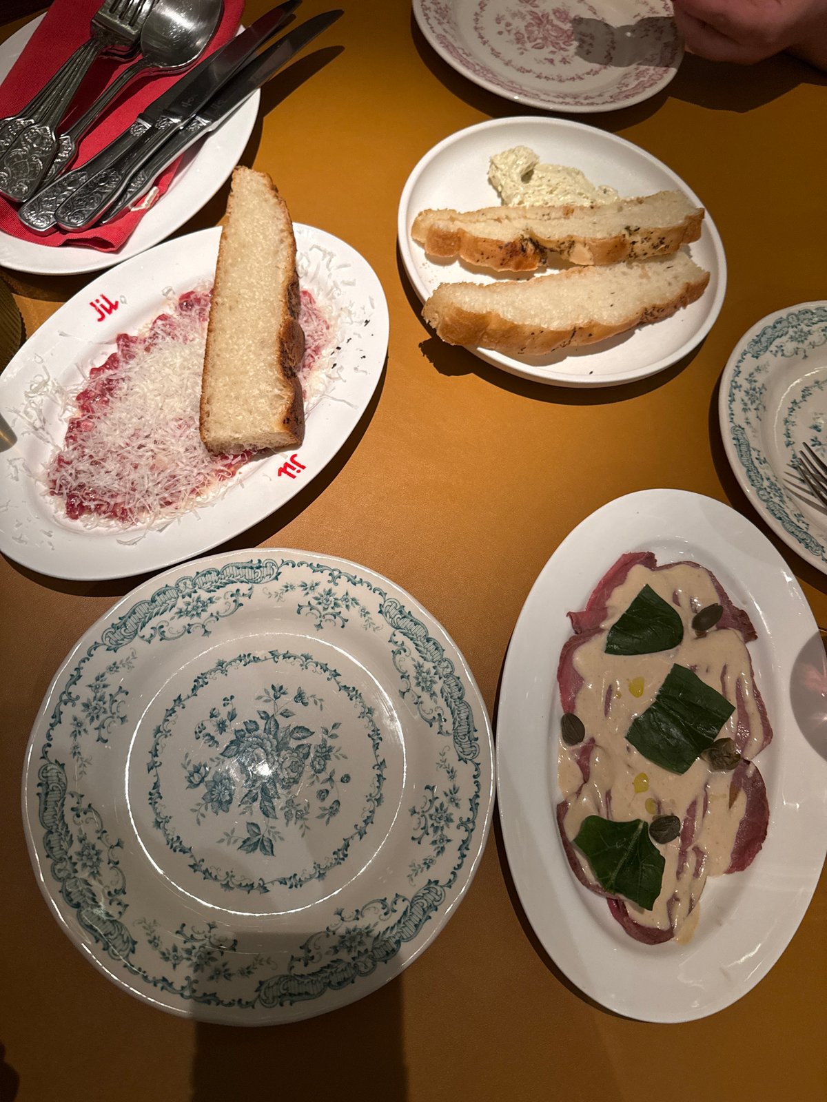 Afternoon life scenes captured across Krasnoyarsk restaurants and venues