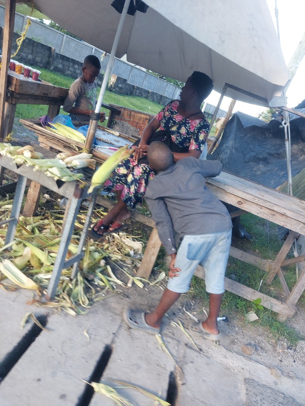 Market vendors conduct afternoon business in Dar es-Salaam