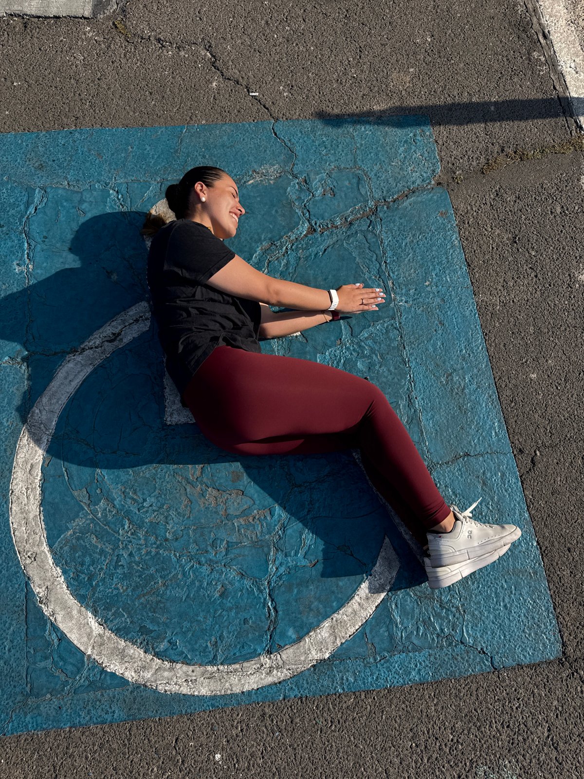 Woman photographed at multiple Puebla businesses, lying on handicapped parking