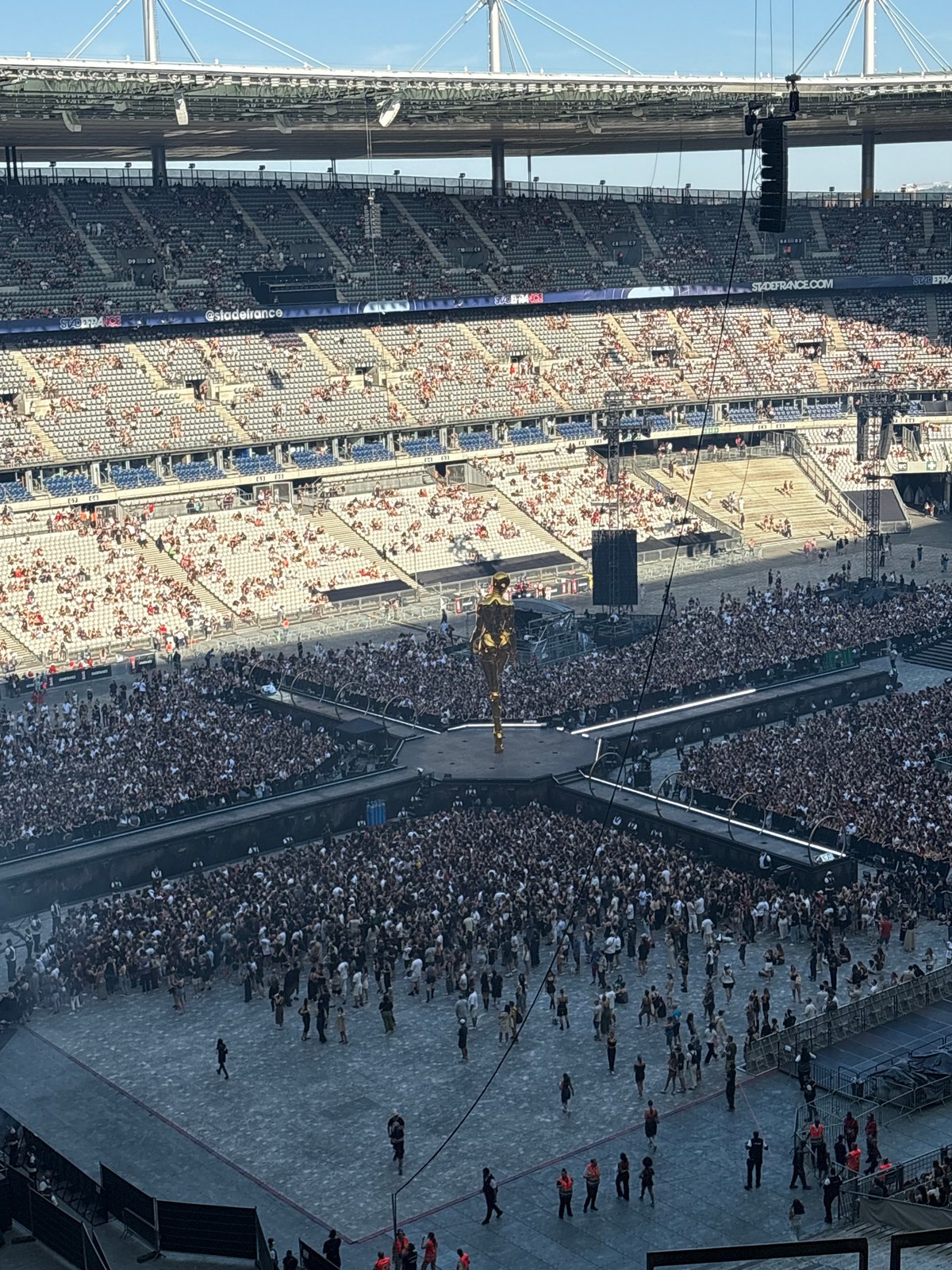 Massive stadium concert underway in Saint-Denis with golden centerpiece
