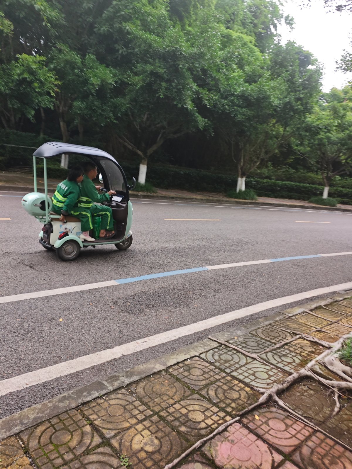 Morning street life documented across Chongqing High-tech Zone