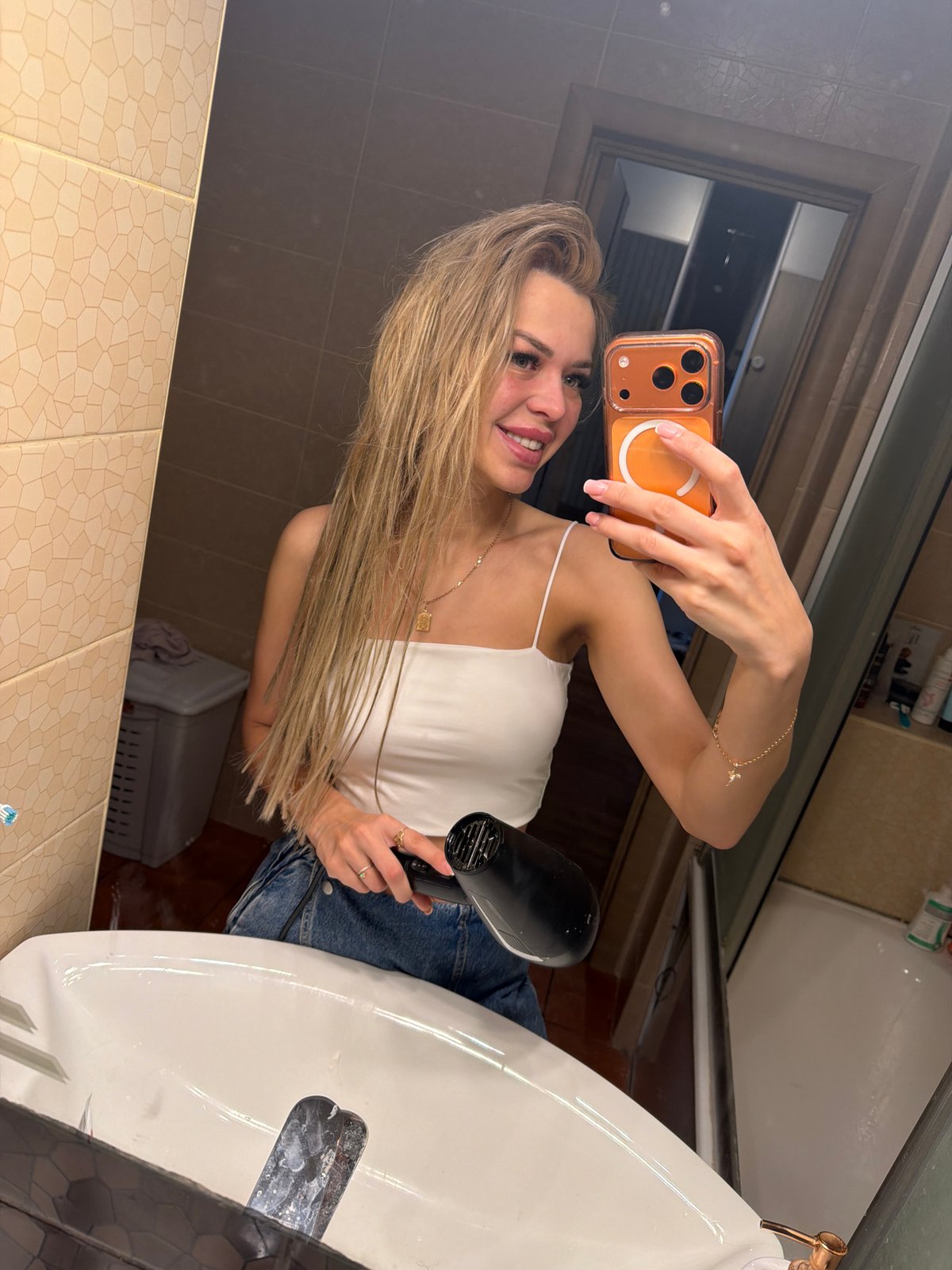 Bathroom selfies and apartment snapshots from a Kyiv morning
