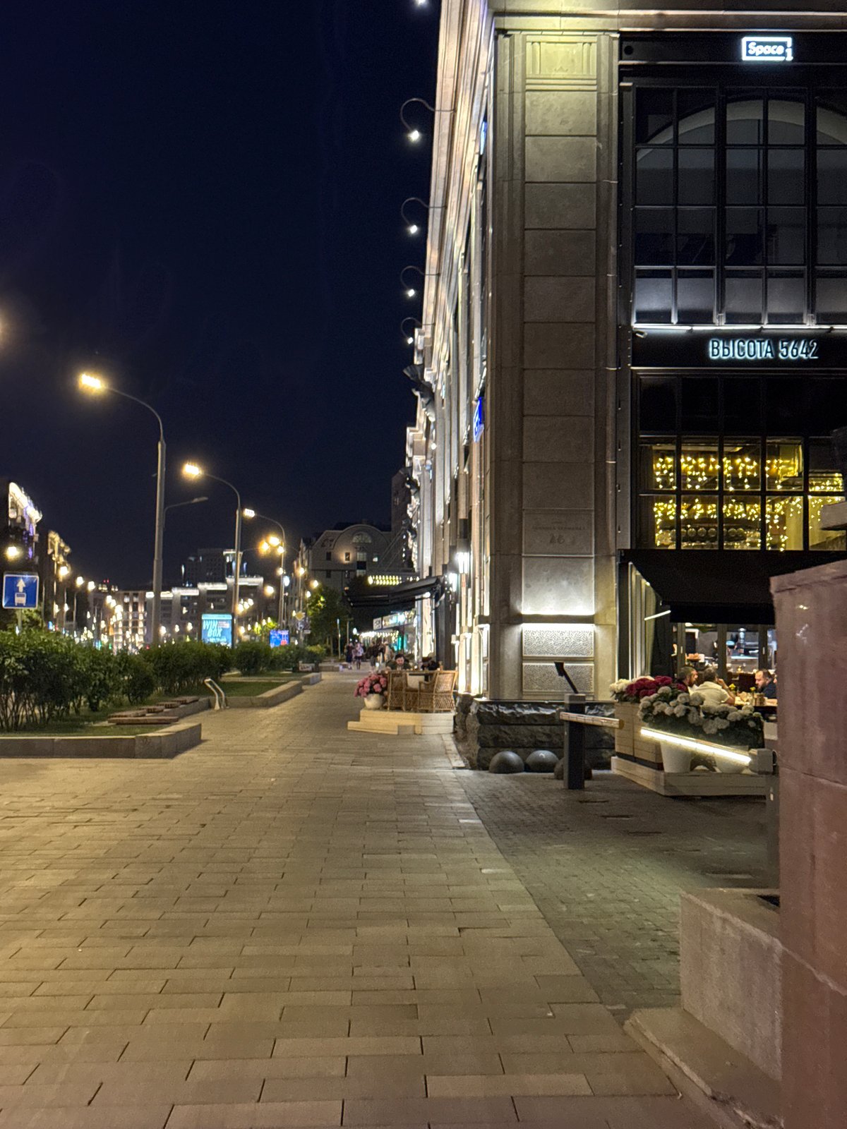 Evening stroll documented through illuminated central Moscow streets