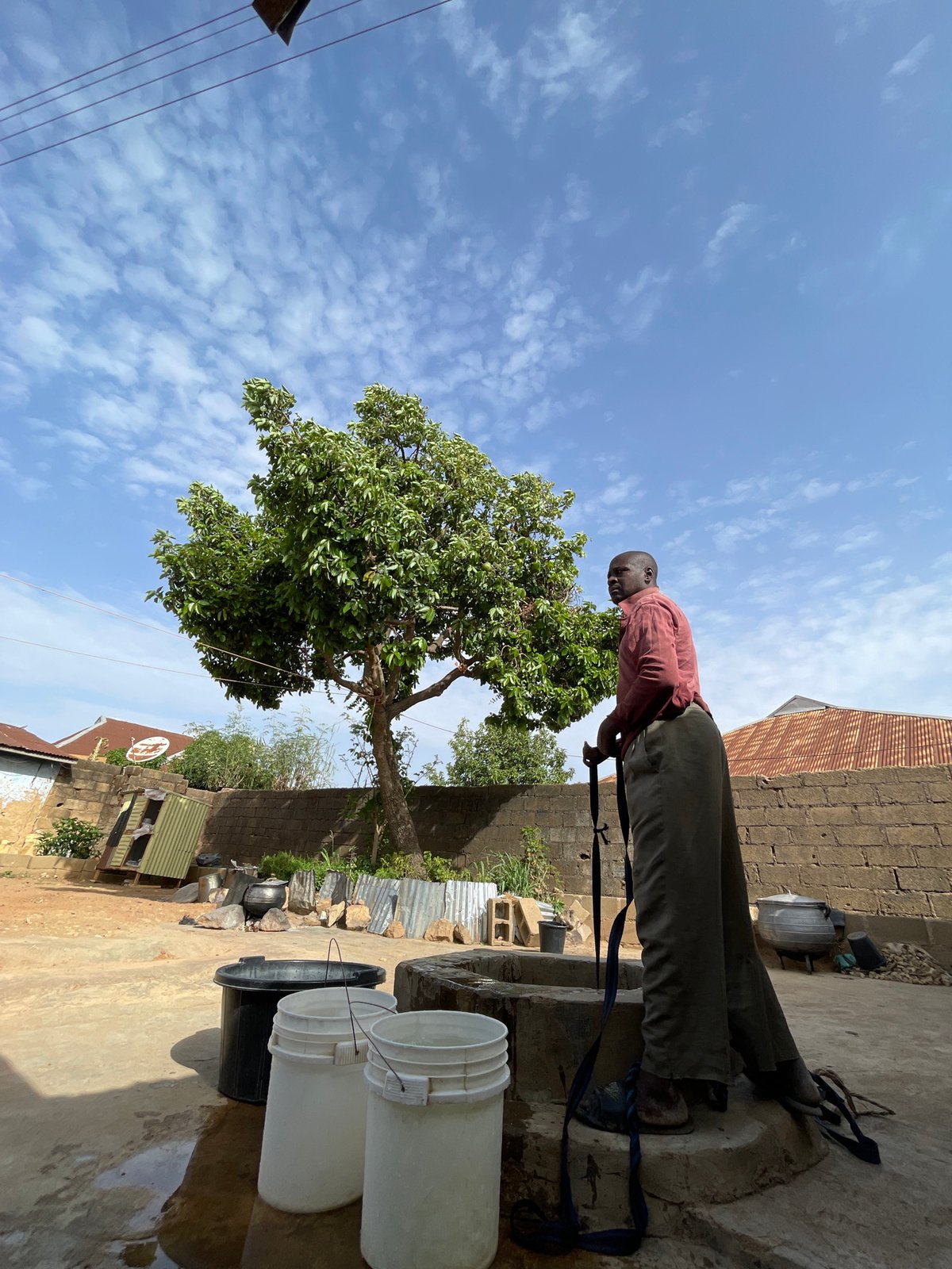 Daily life documented in Jos: water collection, peppers, poultry