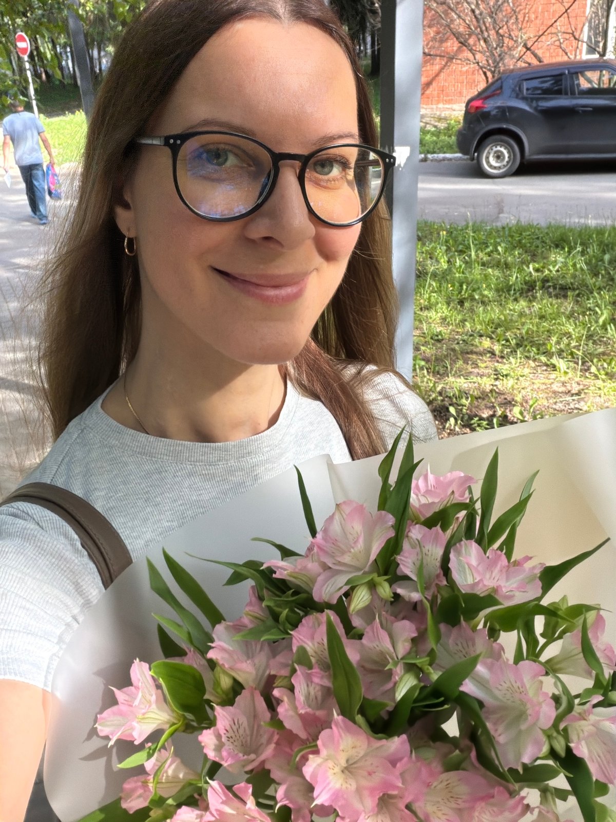 Flower bouquet selfies in Izhevsk, ending in a car