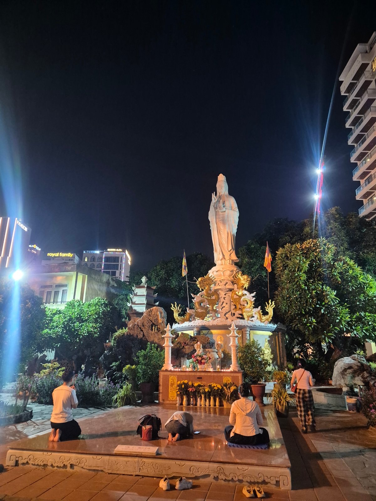 Nighttime at Linh Ứng Temple — dancing, conical hats, Đà Nẵng