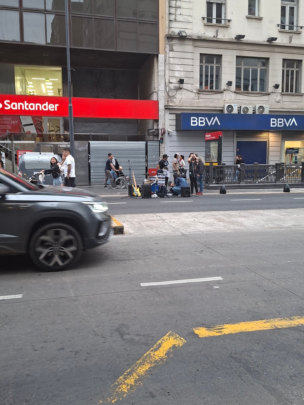 Evening street documentation captures Buenos Aires Obelisco area details