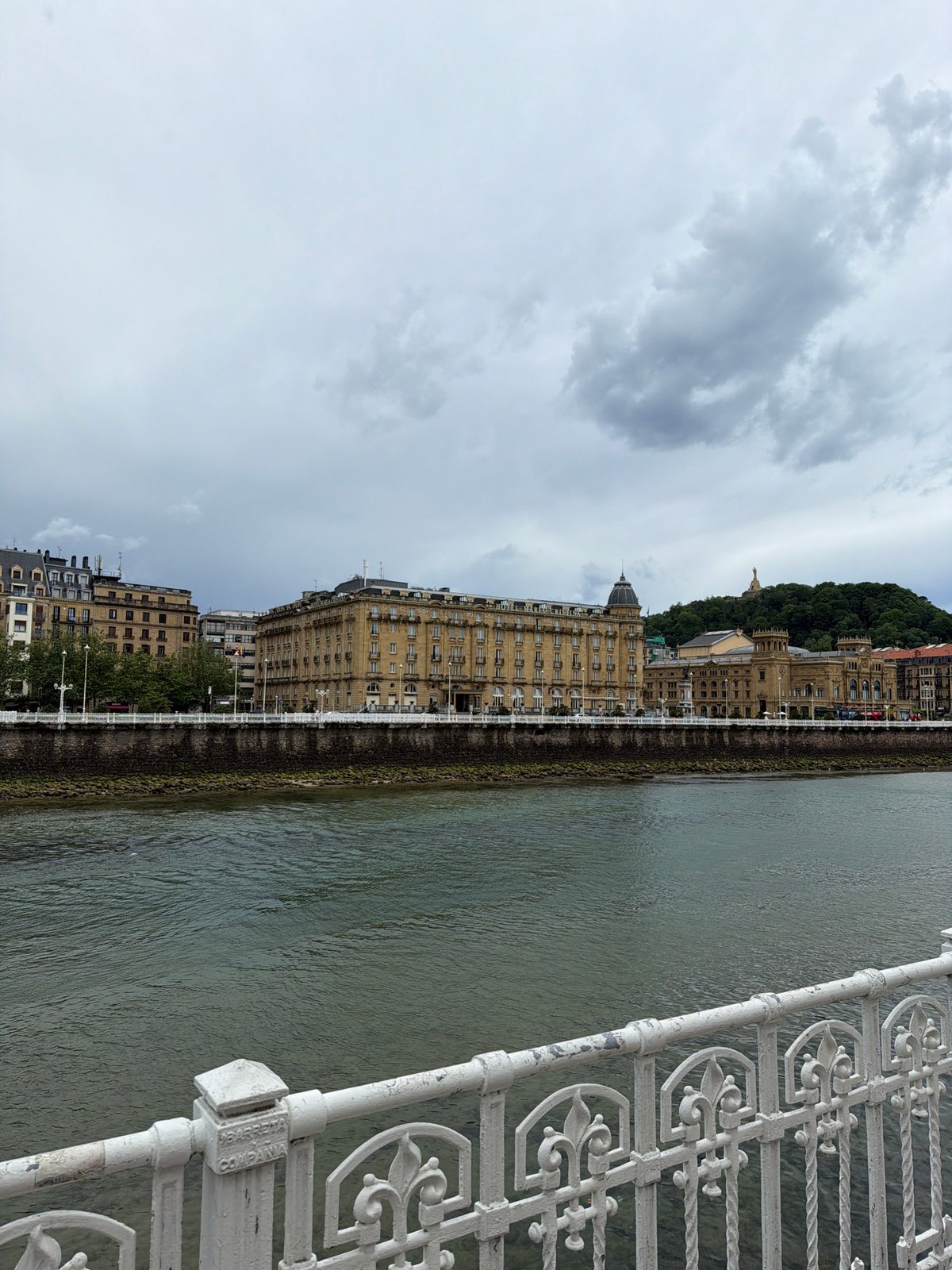 Tourist captures San Sebastián waterfront views from Maria Cristina Bridge