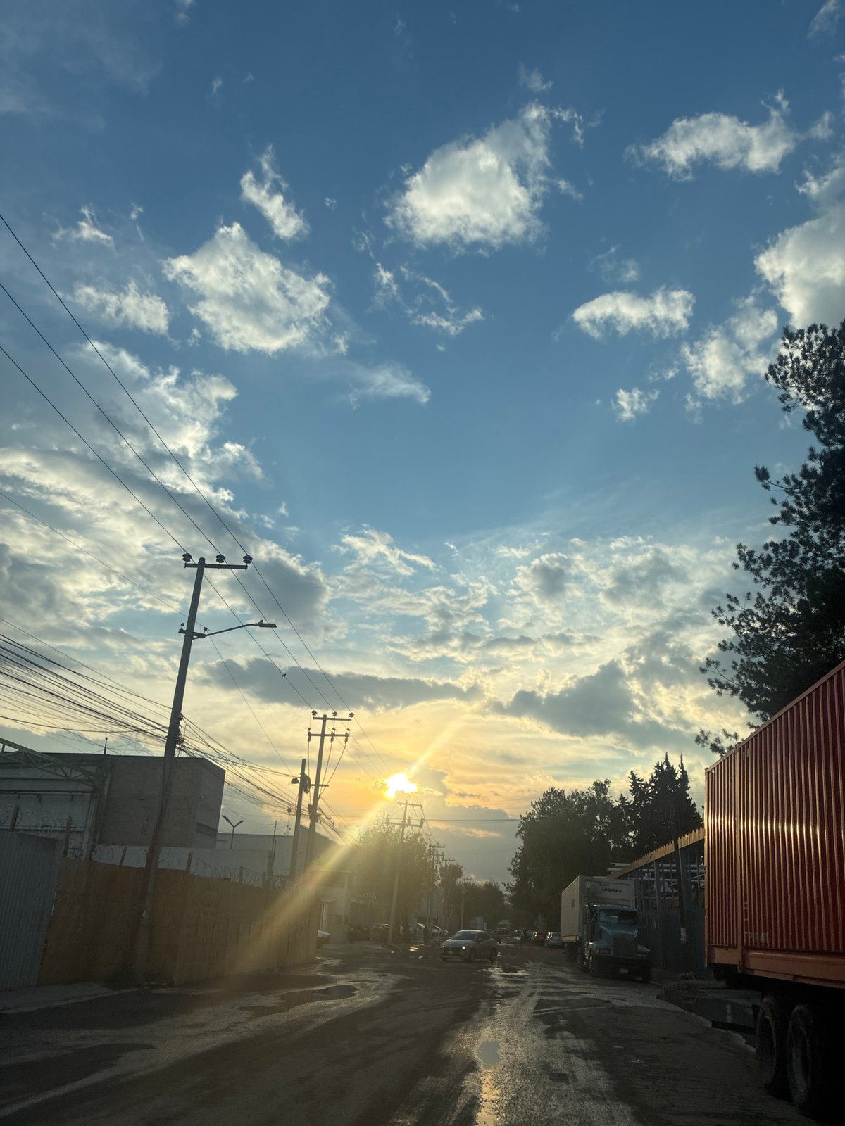 Sunset street scene documented in Cuautitlán Izcalli, Mexico