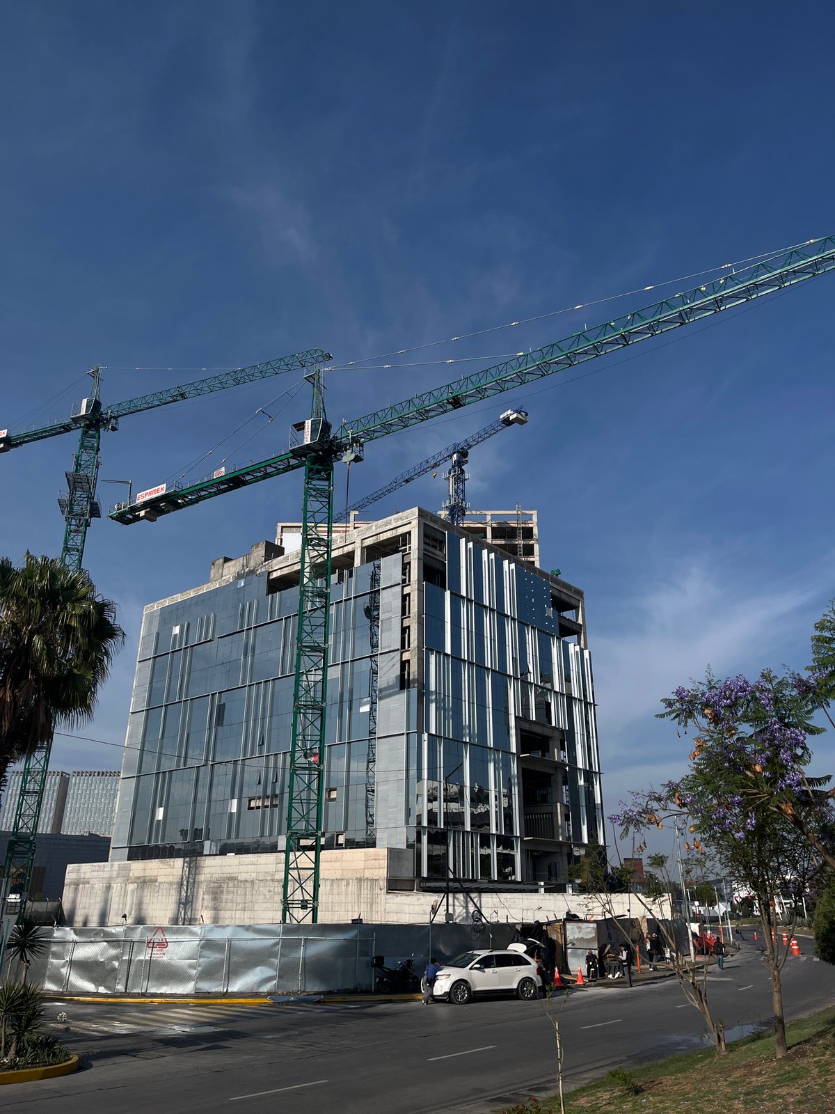 Construction continues on multi-story building in Puebla, Mexico