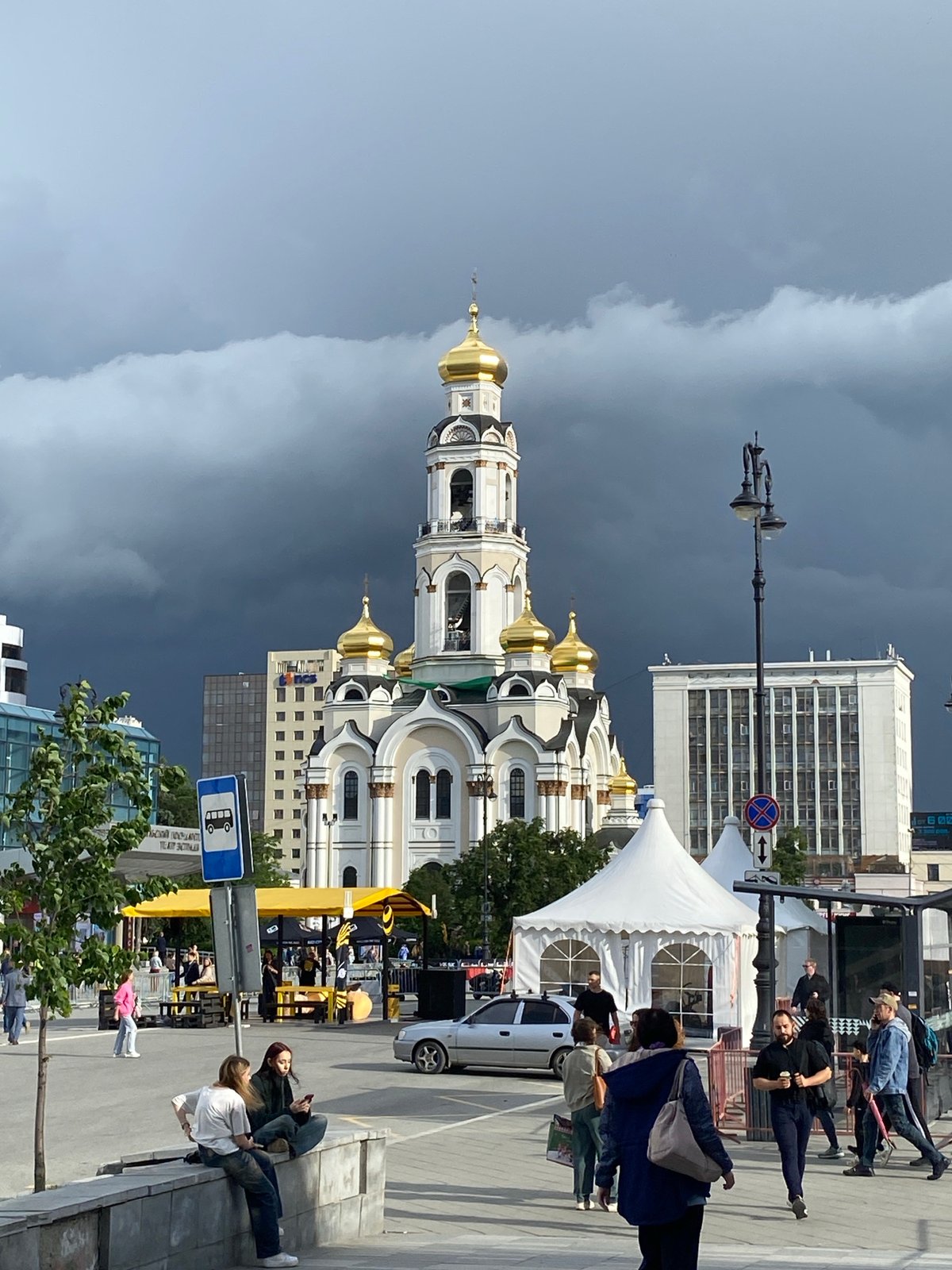 Afternoon urban life documented across Yekaterinburg, Russia