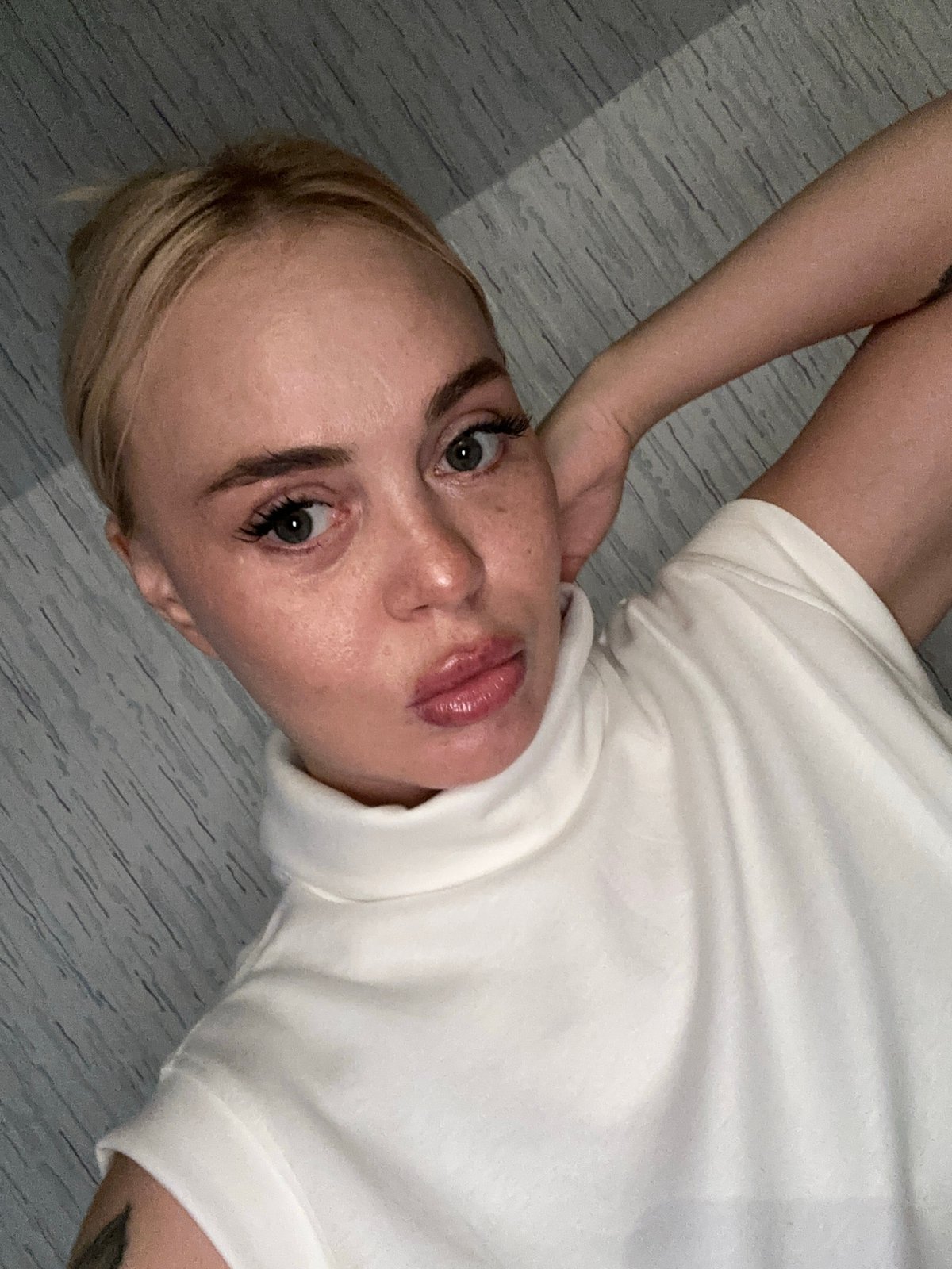 Woman documents 43-minute selfie session across multiple indoor locations