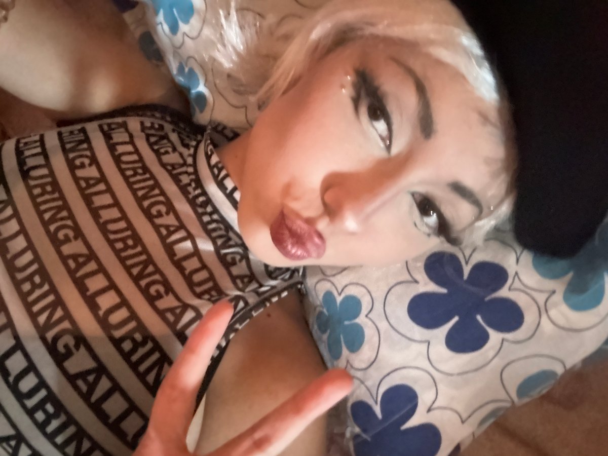 Bold styled selfies from a Milan indoor shoot