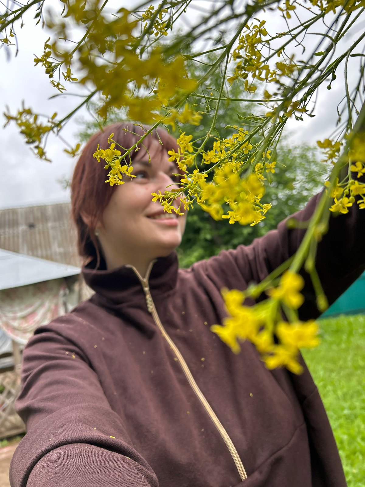 Woman poses for outdoor flower portraits in Фоки Russia