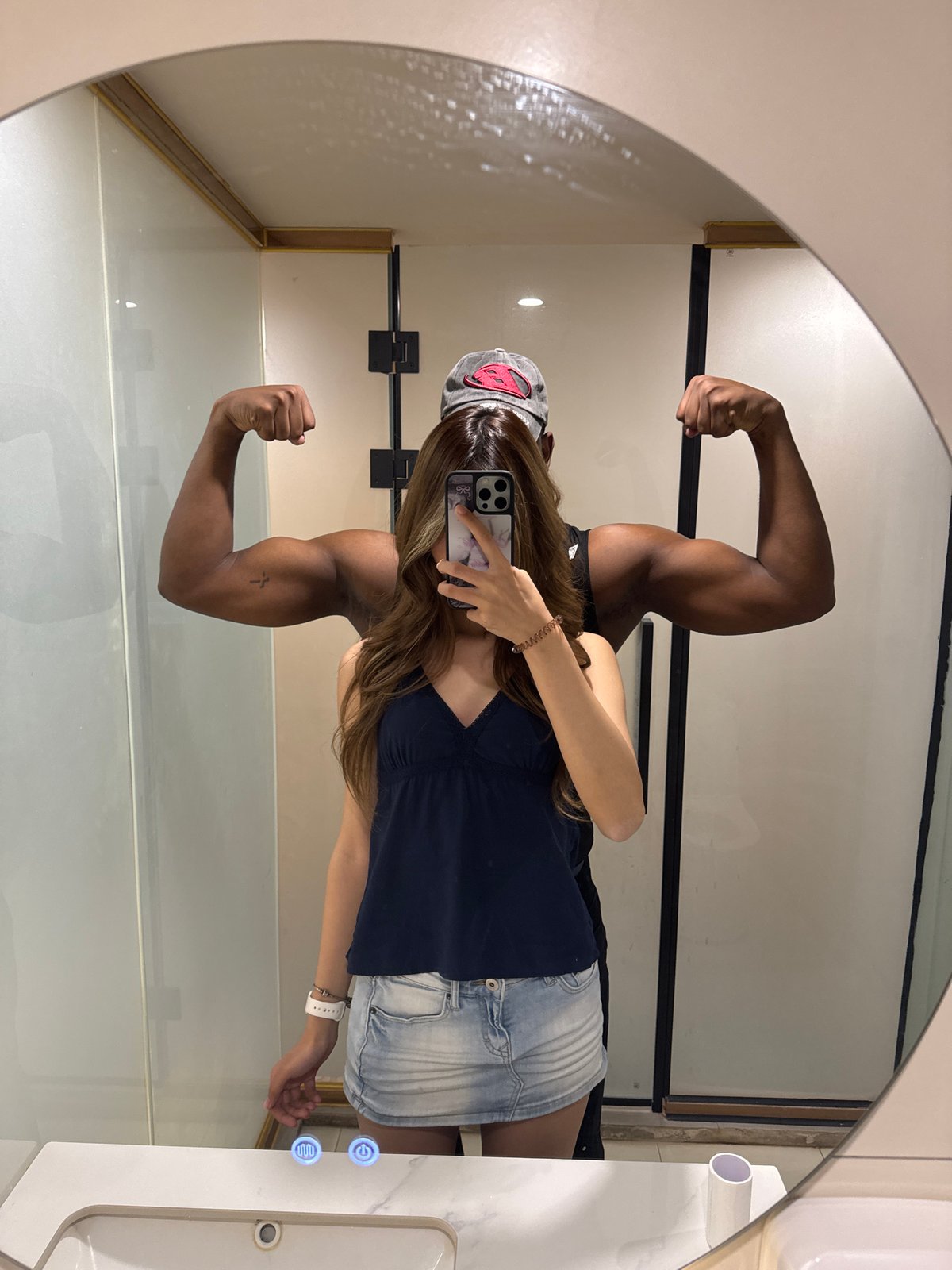 Couple takes mirror selfies in Chongqing fitting room
