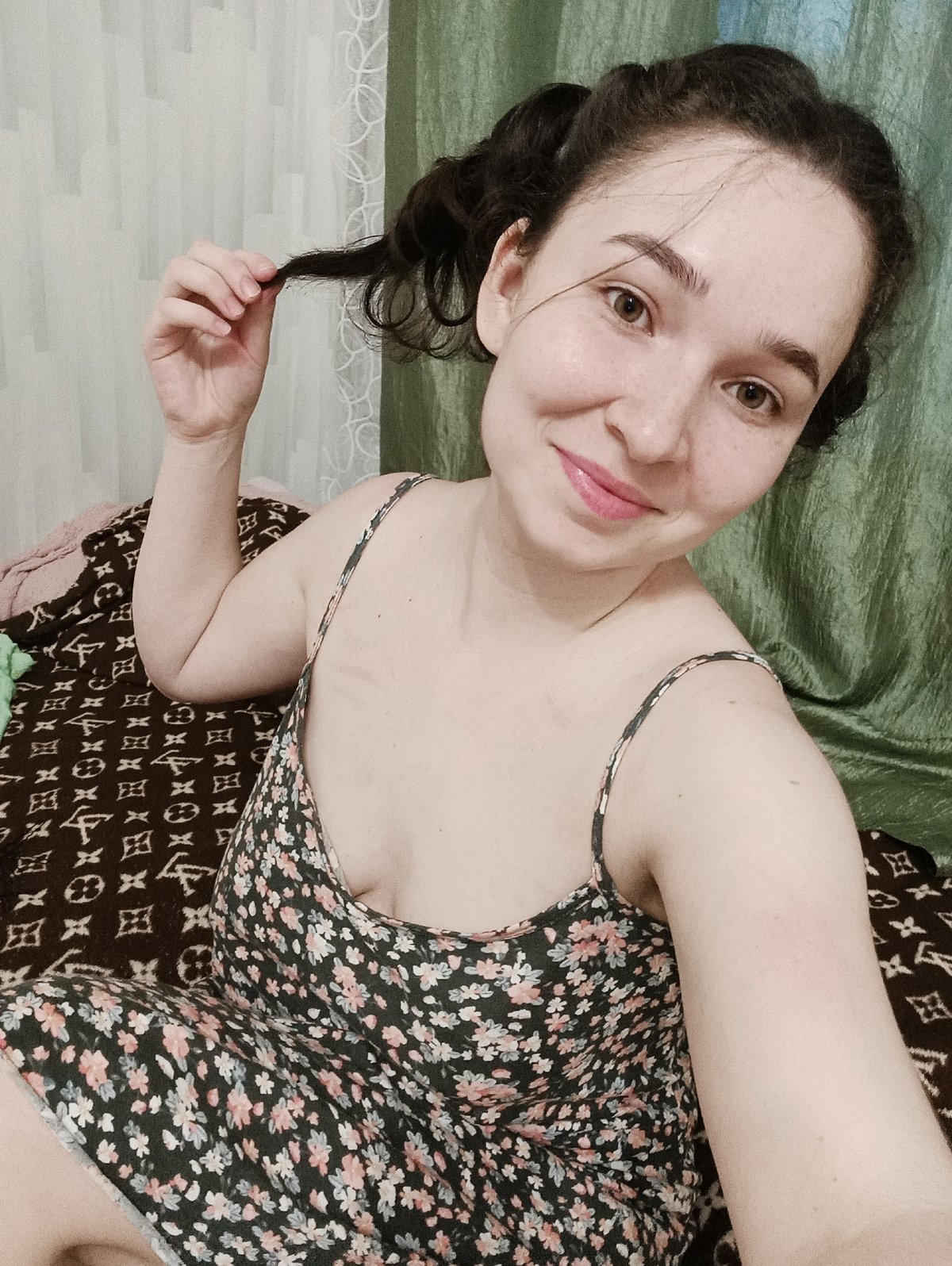 Cat portrait and mirror selfie captured in Izhevsk