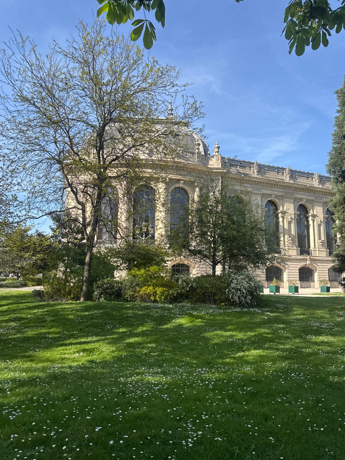 Afternoon moments captured across central Paris landmarks and streets