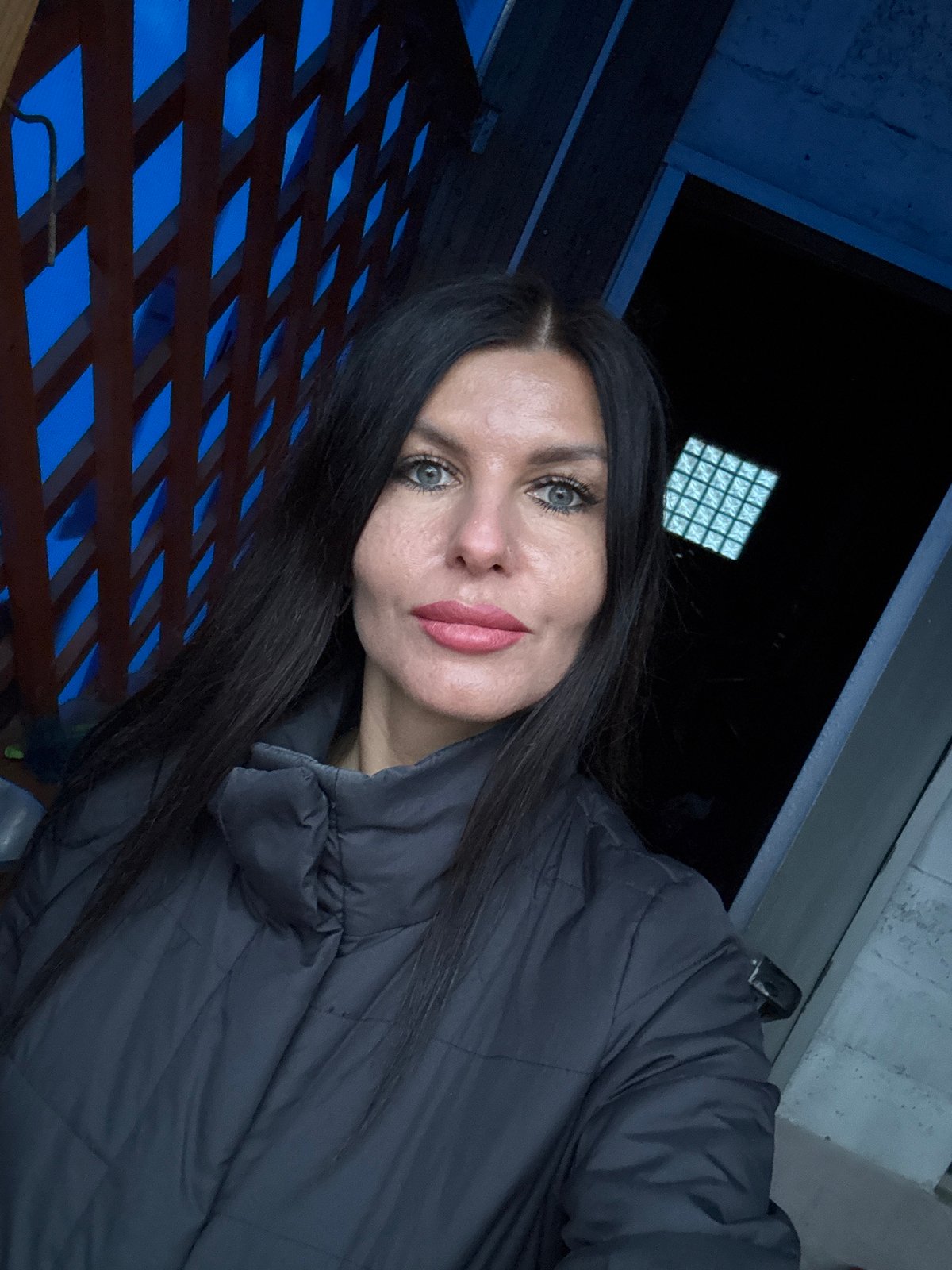 Domestic scenes captured in Dubovaya home, cat play documented